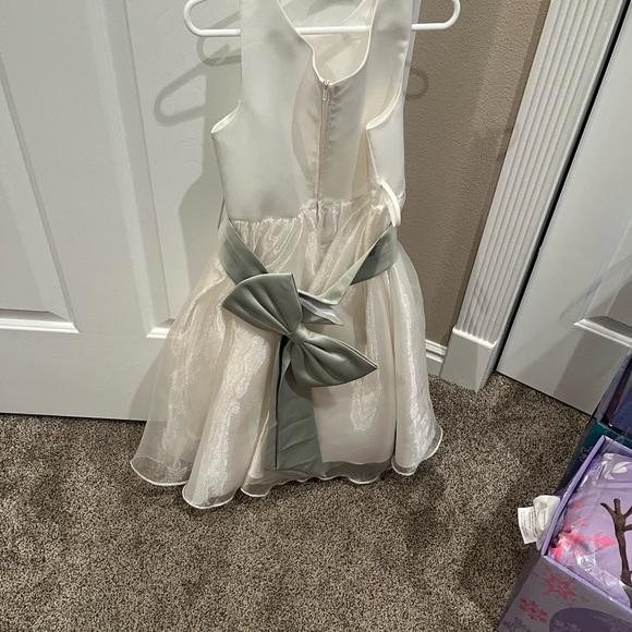 I have a size 6 dress for little girls beautiful on perfect for a flower girl - Picture 2 of 5